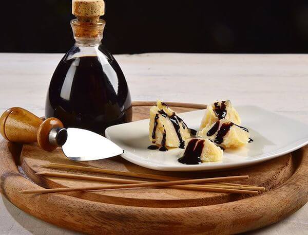 Parmezan polany octem balsamicznym z Modeny